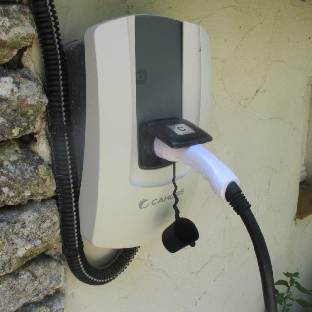 conduit électrique borne recharge VE