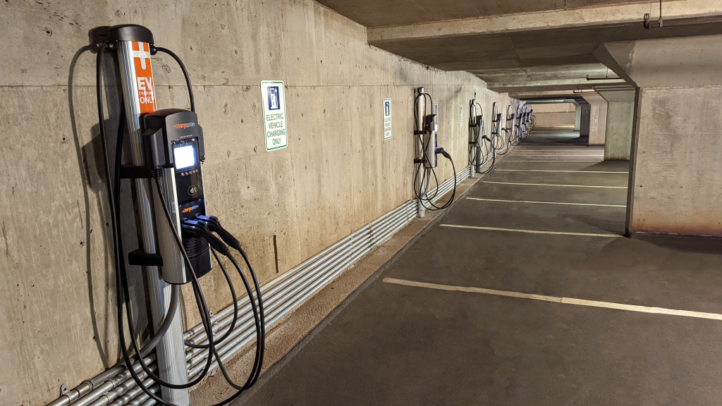 bornes recharge garages concessionnaires Montréal