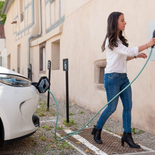 Borne Recharge et Éclairage Montréal